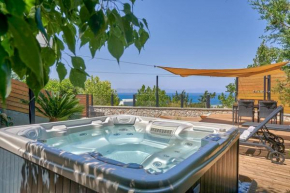 Zephyr Luxe Apartment Sea and Mountain View
